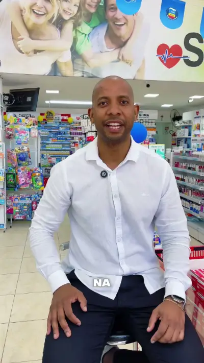 Vinícius, proprietário da Drogaria Saúde, em sua farmácia em Marataízes (ES)