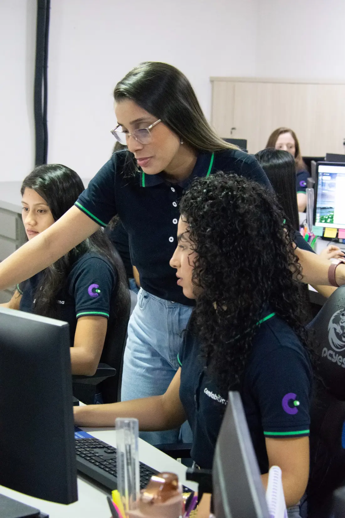 Equipe Contabilfarma analisando indicadores de gestão no computador