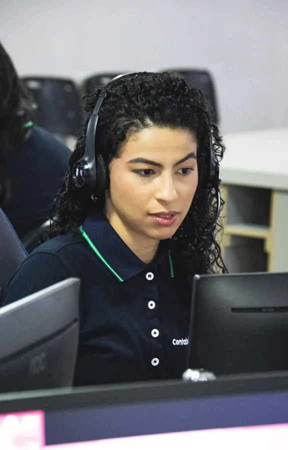 Colaboradora com fone de ouvido em atendimento