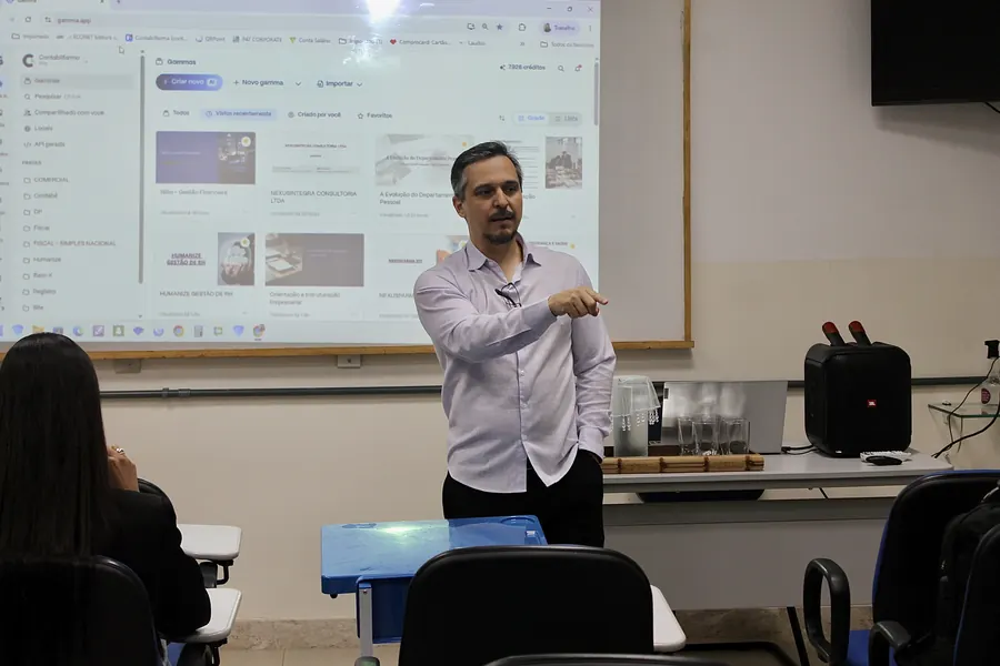 Wagner Pereira Lopes, CEO, apresentando para a equipe em um encontro interno