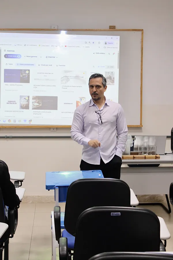Wagner Pereira Lopes, CEO, conduzindo uma apresentação para a equipe