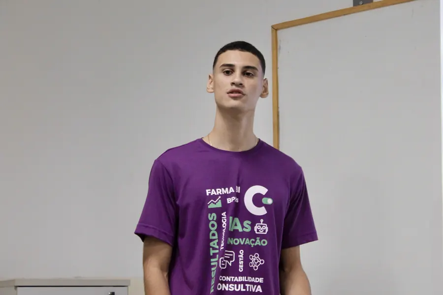 Colaborador com camiseta da Contabilfarma escrita FarmaBI, BPOs, IAs e Inovação