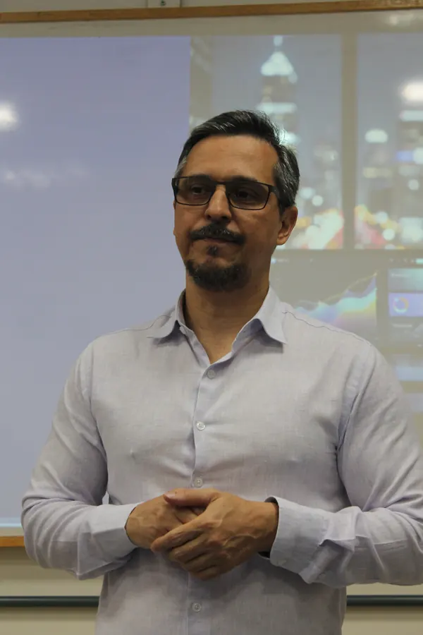 Wagner Pereira Lopes, CEO, em frente à tela de apresentação