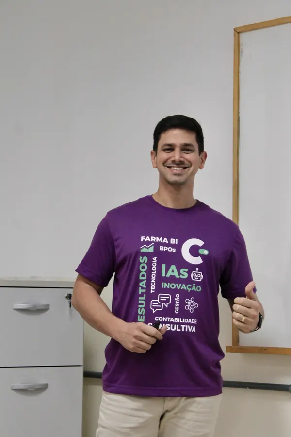Colaborador sorrindo e fazendo sinal de positivo, com camiseta da Contabilfarma