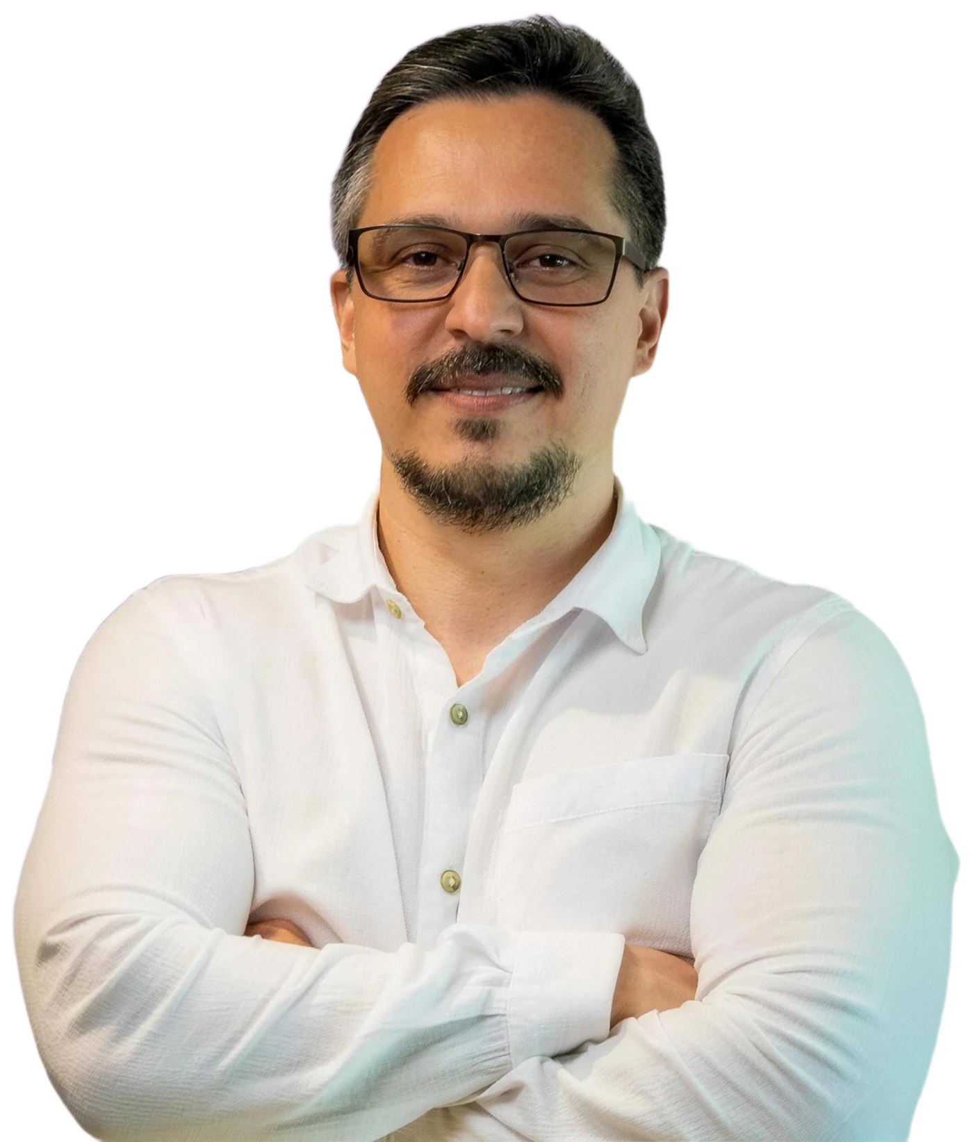 Wagner Pereira Lopes, fundador e CEO da Contabilfarma, de camisa branca e braços cruzados